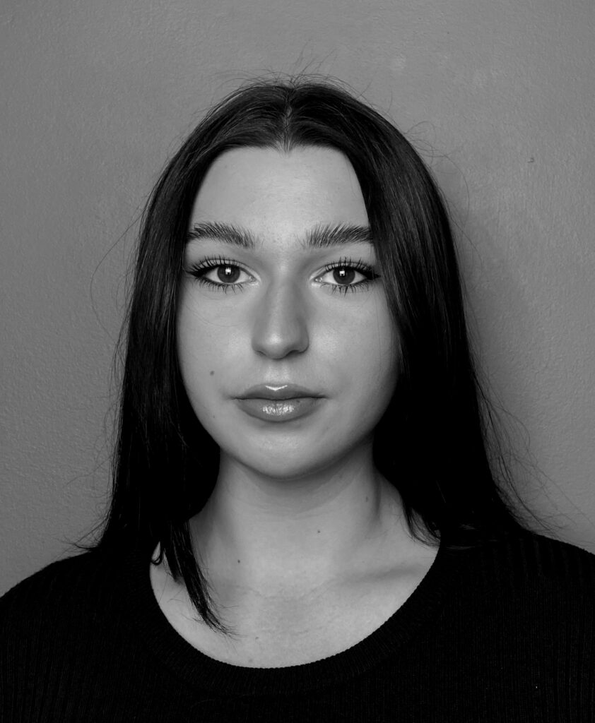 photo femme en noir et blanc